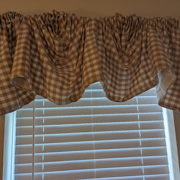 Country Curtains Checked Austrian Valance - Picture 1 of 5